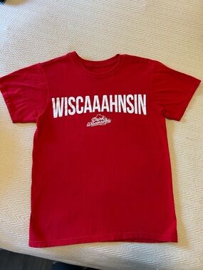 WISCAAAHNSIN Red Graphic Tee size Small